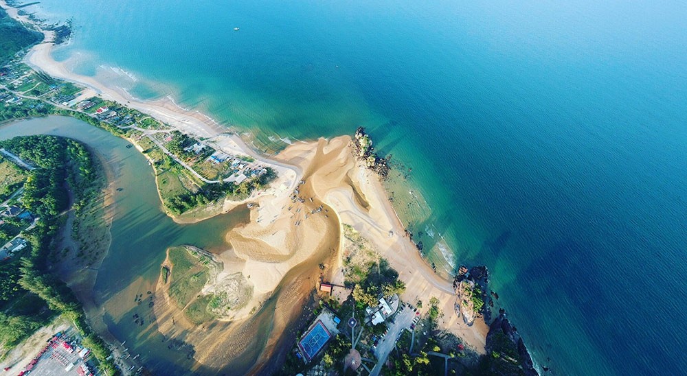 aerial-shot-aerial-view-beach-587015.jpg